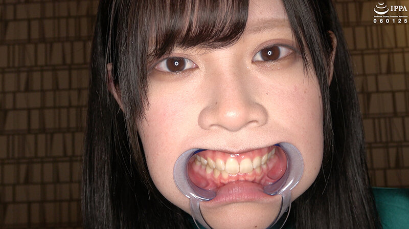 新人モデル エマちゃんの歯・口内・舌ベロを観察してみた 西丘エマの画像